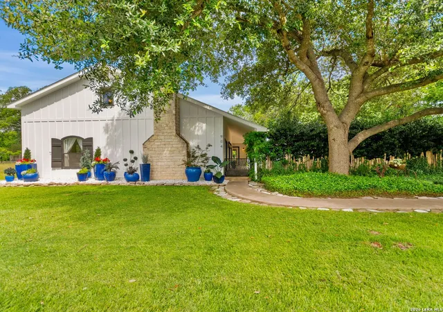 Photo 2 of Single family home for sale at 904 N Lincoln St, Fredericksburg, TX 78624 | MLS# 2017563 | Listing updated on 2026-09-29