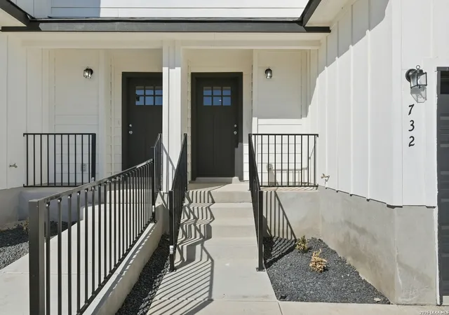 Listing Photo 2 - Condo for sale in building located at 728 Abigail Aly, San Antonio, TX 78253