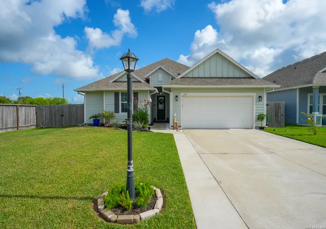 Photo 3 of Single family home for sale at 101 Shady Ter Ln, Rockport, TX 78382 | MLS# 2018091 | Listing updated on 2026-09-23