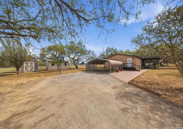 Photo 3 of Single family home for sale at 372 Homeridge Dr, La Vernia, TX 78121 | MLS# 2018109 | Listing updated on 2026-09-21