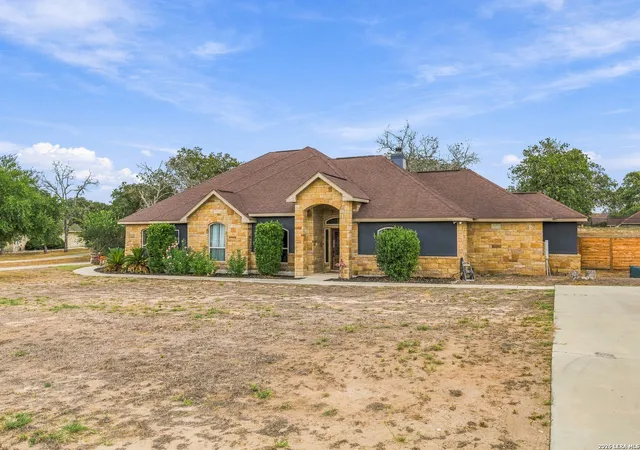 Photo 2 of Single family home for sale at 112 Abrego Knoll Dr, Floresville, TX 78114 | MLS# 2018135 | Listing updated on 2026-09-22
