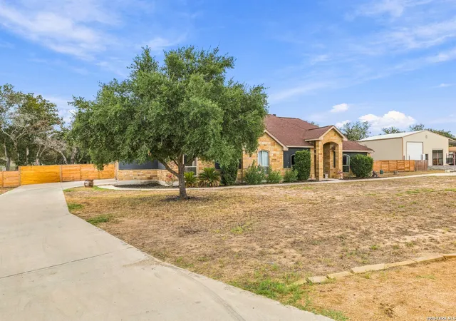 Photo 3 of Single family home for sale at 112 Abrego Knoll Dr, Floresville, TX 78114 | MLS# 2018135 | Listing updated on 2026-09-22