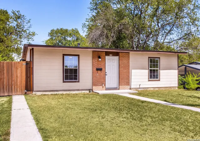Photo 3 of Single family home for sale at 135 Trudell Dr, San Antonio, TX 78213 | MLS# 2018141 | Listing updated on 2026-10-02