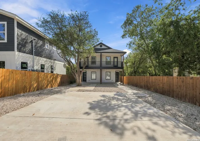 Photo 3 of Multi family home for sale at 818 S Mel Waiters, San Antonio, TX 78203 | MLS# 2018156 | Listing updated on 2026-10-02
