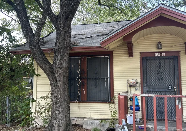 Photo 3 of Single family home for sale at 1304 San Bernard St, Austin, TX 78702 | MLS# 2018211 | Listing updated on 2026-09-22