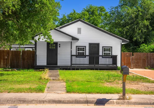 Photo 1 of Single family home for sale at 512 Guadalupe St, Kerrville, TX 78028 | MLS# 2018266 | Listing updated on 2026-09-21