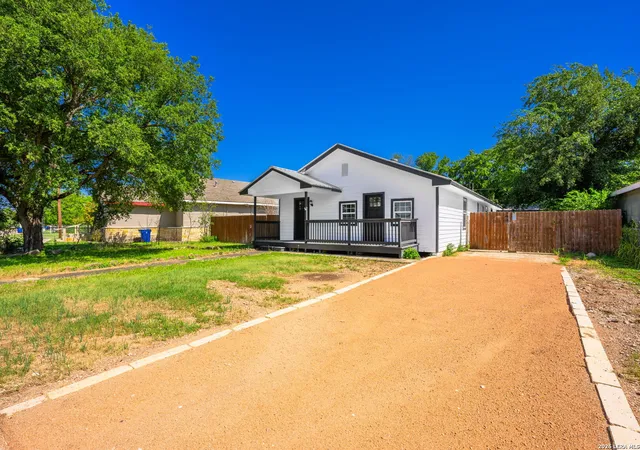 Photo 2 of Single family home for sale at 512 Guadalupe St, Kerrville, TX 78028 | MLS# 2018266 | Listing updated on 2026-09-21