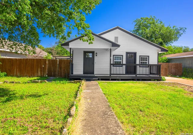 Photo 3 of Single family home for sale at 512 Guadalupe St, Kerrville, TX 78028 | MLS# 2018266 | Listing updated on 2026-09-21