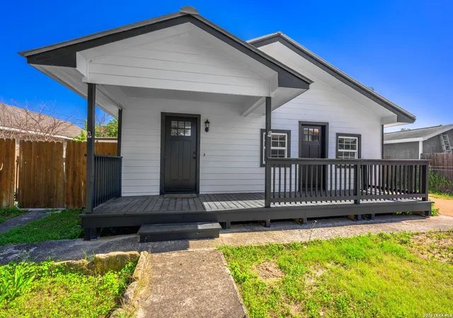 Photo 3 of Single family home for sale at 512 Guadalupe St, Kerrville, TX 78028 | MLS# 2018266 | Listing updated on 2026-09-21