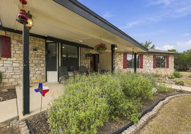 Photo 4 of Single family home for sale at 297 Starburst Ln, Bandera, TX 78003 | MLS# 2018310 | Listing updated on 2026-09-27