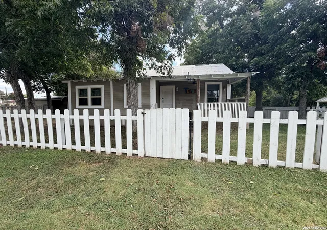 Photo 2 of Single family home for sale at 793 N Houston Ave, New Braunfels, TX 78130 | MLS# 2018358 | Listing updated on 2026-09-23