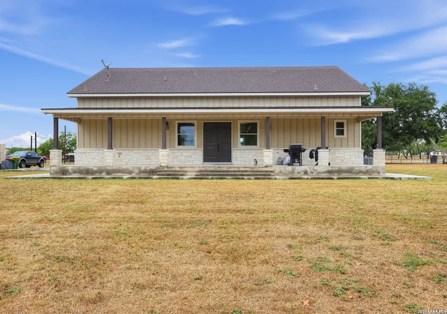 Photo 1 of Single family home for sale at 105 Oak View Dr, La Vernia, TX 78121 | MLS# 2018369 | Listing updated on 2026-09-24