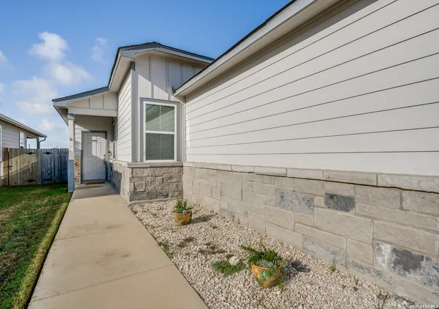 Photo 1 of Single family home for sale at 4023 Ivy Path, St. Hedwig, TX 78152 | MLS# 2018572 | Listing updated on 2026-09-28
