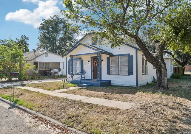 Photo 1 of Single family home for sale at 306 E Bowie St, Luling, TX 78648 | MLS# 2019512 | Listing updated on 2026-10-21