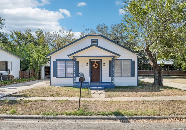 Photo 2 of Single family home for sale at 306 E Bowie St, Luling, TX 78648 | MLS# 2019512 | Listing updated on 2026-10-21