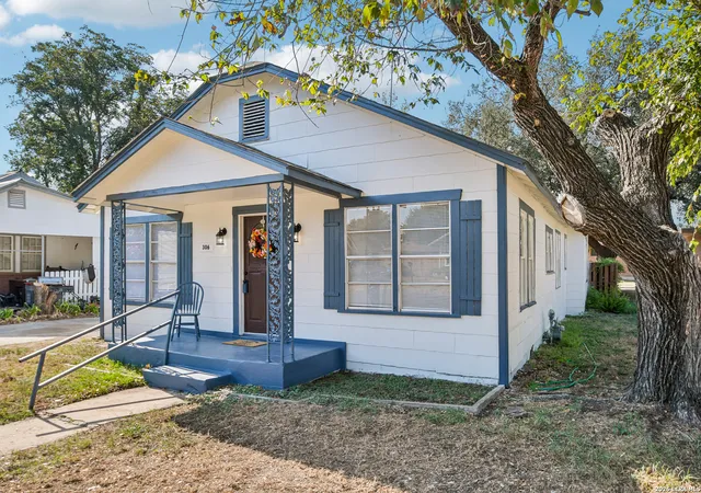 Photo 3 of Single family home for sale at 306 E Bowie St, Luling, TX 78648 | MLS# 2019512 | Listing updated on 2026-10-21