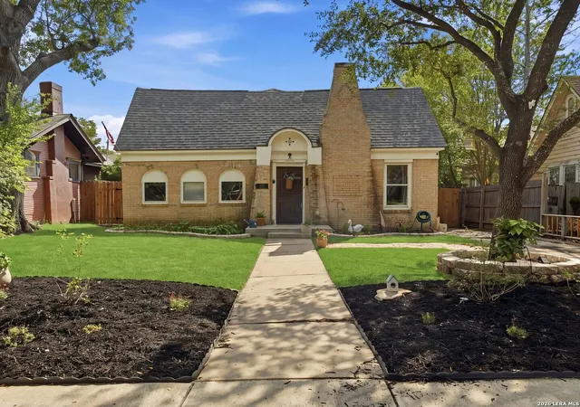 Photo 2 of Single family home for sale at 2024 W Summit Ave, San Antonio, TX 78201 | MLS# 2023836 | Listing updated on 2026-10-29