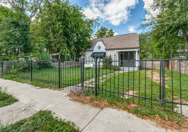 Photo 2 of Single family home for sale at 523 E Magnolia Ave, San Antonio, TX 78212 | MLS# 2023980 | Listing updated on 2026-10-26
