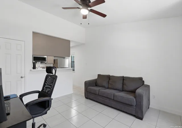 Listing Photo 1 - Condo for sale in building located at 4803 Hmailton Wolfe Rd, San Antonio, TX 78229 - Unit #924