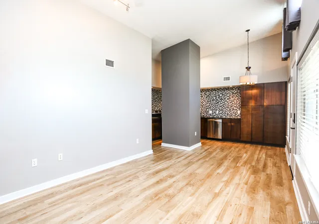 Listing Photo 4 - Condo for sale in building located at 2200 Dickson, Austin, TX 78704 - Unit #224