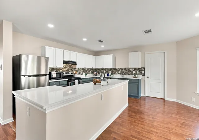 Photo 3 of Single family home for sale at 11202 Scarborough Ct, San Antonio, TX 78249 | MLS# 2025232 | Listing updated on 2026-10-26