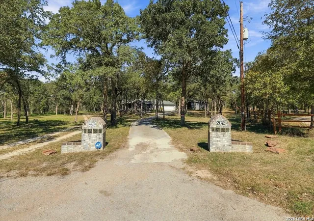 Photo 4 of Single family home for sale at 202 Oak Bnd Dr, La Vernia, TX 78121 | MLS# 2025256 | Listing updated on 2026-10-22