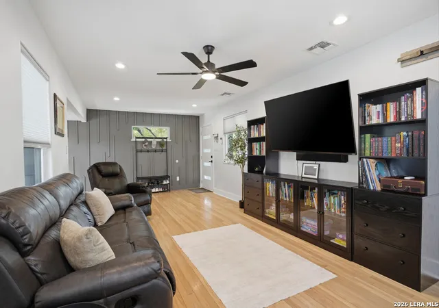 Photo 3 of Single family home for sale at 275 E Fair Oaks Pl, San Antonio, TX 78209 | MLS# 2025299 | Listing updated on 2026-10-23