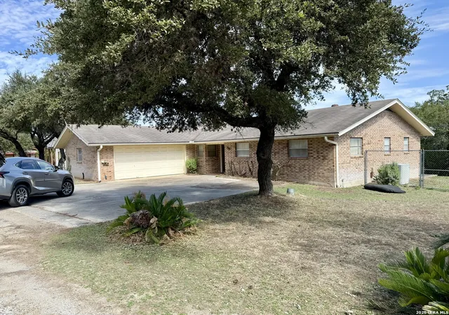 Photo 1 of Single family home for sale at 116 Creekview, Canyon Lake, TX 78133 | MLS# 2025841 | Listing updated on 2026-10-25