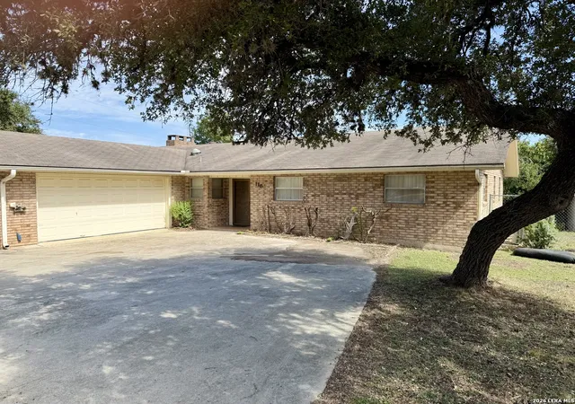 Photo 2 of Single family home for sale at 116 Creekview, Canyon Lake, TX 78133 | MLS# 2025841 | Listing updated on 2026-10-25