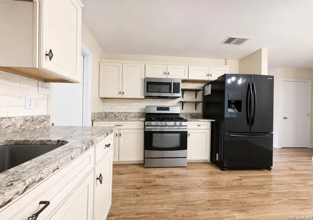Photo 4 of Single family home for sale at 712 Aero Ave, Schertz, TX 78154 | MLS# 2025901 | Listing updated on 2026-10-29