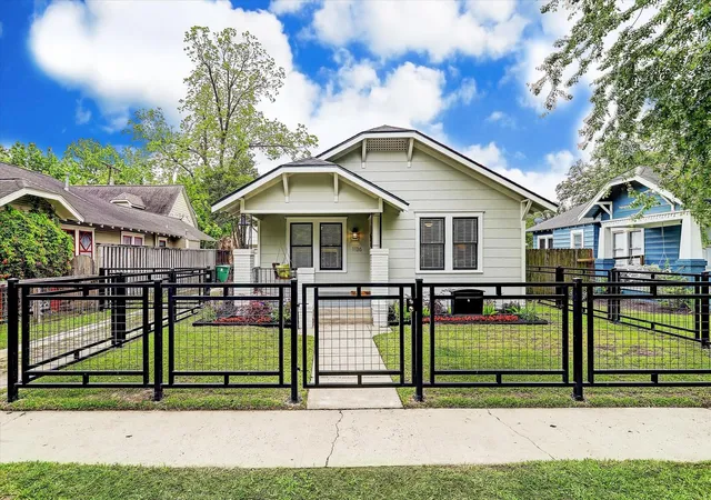 Photo 1 of Single family home for sale at 1136 Dunbar St, Houston, TX 77009 | MLS# 19392919 | Listing updated on 2026-10-07