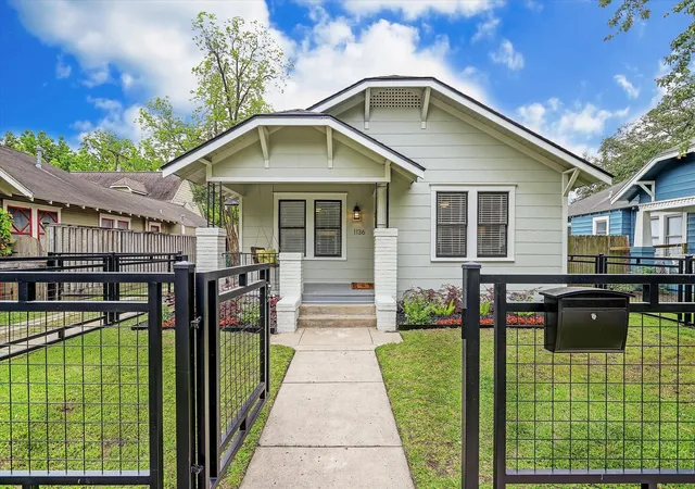 Photo 2 of Single family home for sale at 1136 Dunbar St, Houston, TX 77009 | MLS# 19392919 | Listing updated on 2026-10-07