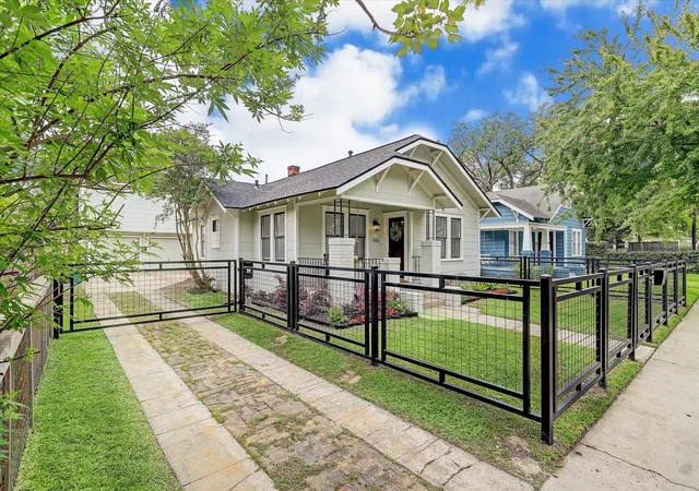 Photo 3 of Single family home for sale at 1136 Dunbar St, Houston, TX 77009 | MLS# 19392919 | Listing updated on 2026-10-07