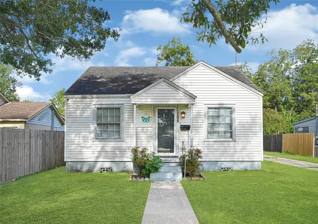 Photo 1 of Single family home for sale at 105 Highway Blvd, Baytown, TX 77520 | MLS# 9479683 | Listing updated on 2026-09-12