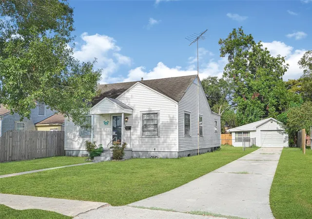 Photo 2 of Single family home for sale at 105 Highway Blvd, Baytown, TX 77520 | MLS# 9479683 | Listing updated on 2026-09-12