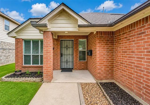 Photo 3 of Single family home for sale at 8645 Rinn St, Houston, TX 77078 | MLS# 34061360 | Listing updated on 2026-09-12