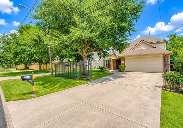 Photo 4 of Single family home for sale at 8645 Rinn St, Houston, TX 77078 | MLS# 34061360 | Listing updated on 2026-09-12
