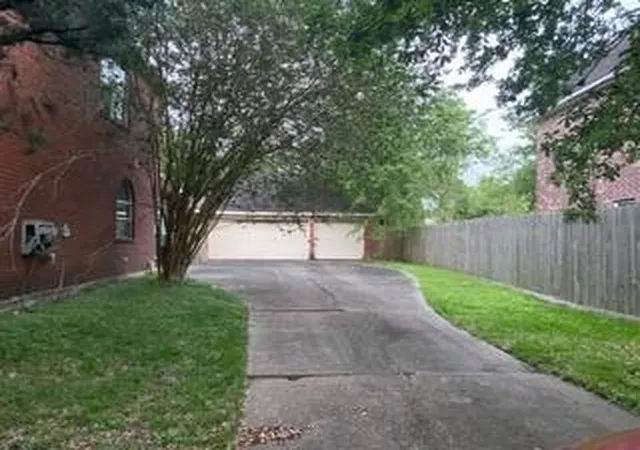 Photo 3 of Single family home for sale at 115 Eagle Lakes Dr, Friendswood, TX 77546 | MLS# 53624548 | Listing updated on 2026-09-08