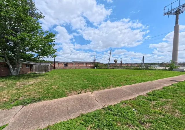Photo 2 of Land for sale at 8907 Dover St, Houston, TX 77061 | MLS# 75910777 | Listing updated on 2026-09-07