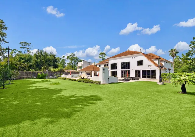 Photo 2 of Sale Pending at 9105 Memorial Dr, Houston, TX 77024 | MLS# 7583533 | Listing updated on 2026-10-08