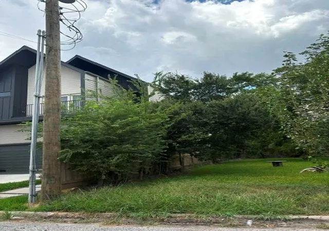 Photo 4 of Sale Pending at 3517 Castor St, Houston, TX 77022 | MLS# 38385589 | Listing updated on 2026-09-17