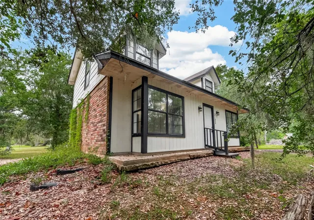 Photo 2 of Single family home for sale at 2103 Bayou Dr, Lake Jackson, TX 77566 | MLS# 31500882 | Listing updated on 2026-09-17