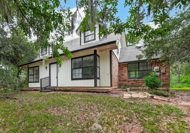 Photo 3 of Single family home for sale at 2103 Bayou Dr, Lake Jackson, TX 77566 | MLS# 31500882 | Listing updated on 2026-09-17