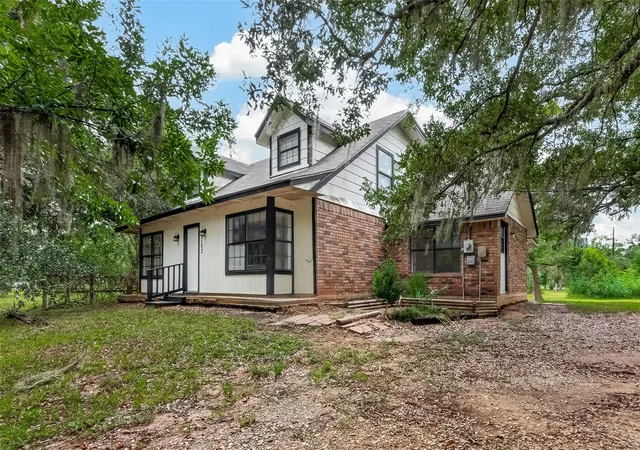 Photo 3 of Single family home for sale at 2103 Bayou Dr, Lake Jackson, TX 77566 | MLS# 31500882 | Listing updated on 2026-09-17