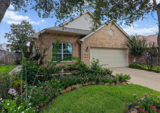 Photo 1 of Single family home for sale at 1209 Modena Dr, Pearland, TX 77581 | MLS# 39094568 | Listing updated on 2026-10-03