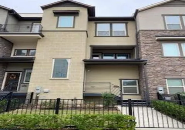 Photo 2 of Townhouse for sale at 2642 Fountain Key Blvd, Houston, TX 77008 | MLS# 3244093 | Listing updated on 2026-09-20