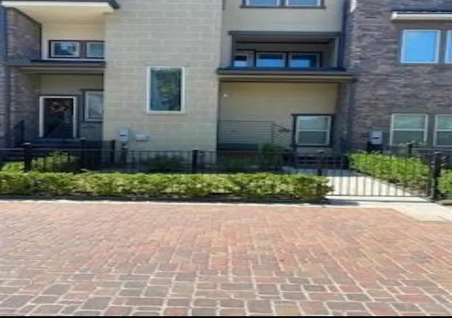 Photo 3 of Townhouse for sale at 2642 Fountain Key Blvd, Houston, TX 77008 | MLS# 3244093 | Listing updated on 2026-09-20