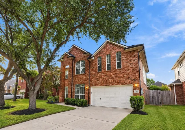 Photo 2 of Single family home for sale at 11404 Summit Bay Dr, Pearland, TX 77584 | MLS# 36987680 | Listing updated on 2026-10-08