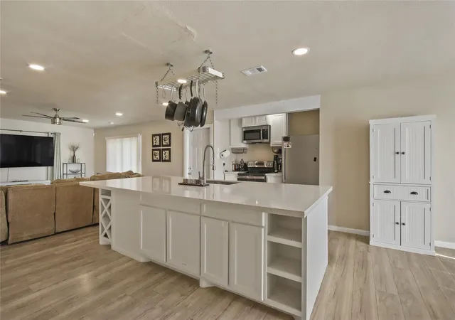Photo 4 of Single family home for sale at 910 Centerwood Dr, Houston, TX 77013 | MLS# 30819447 | Listing updated on 2026-10-01
