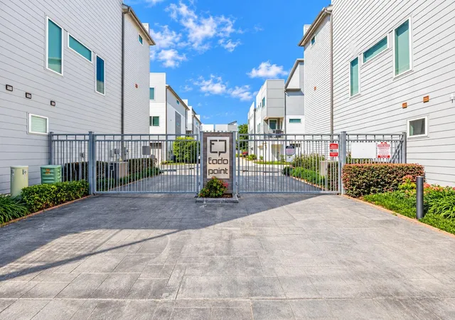 Photo 2 of Single family home for sale at 2715 Eado Grv Ln, Houston, TX 77003 | MLS# 54293565 | Listing updated on 2026-09-22